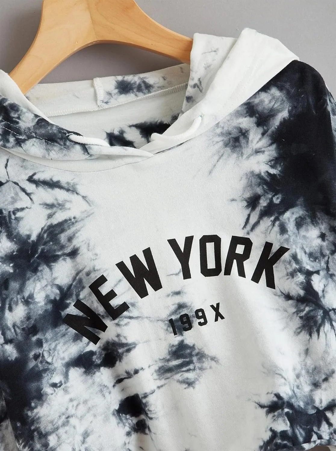 Hilinker Women's Tie Dye Crop Hoodies Casual Cute Graphic Long Sleeve Pullover Tops