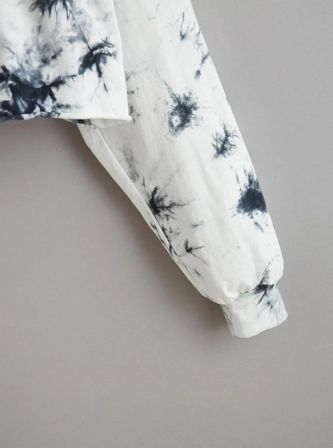 Hilinker Women's Tie Dye Crop Hoodies Casual Cute Graphic Long Sleeve Pullover Tops